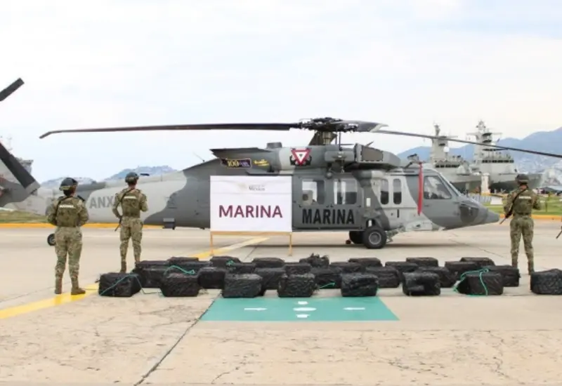 Paquetes de cocaína asegurados por elementos de la Marina en las costas de Guerrero, con un valor estimado de 283 millones de pesos.