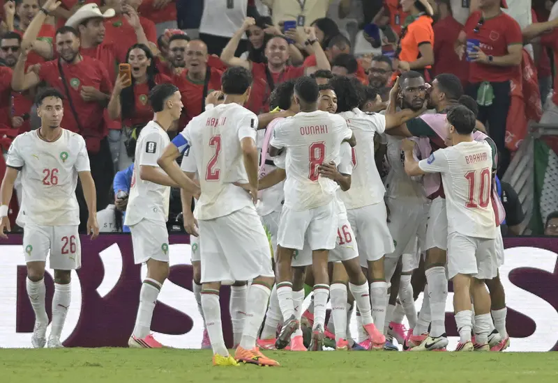 Jugadores de la selección de Marruecos celebran su clasificación a los Octavos de Final tras vencer a Países Bajos en la Copa Mundial FIFA 2026.