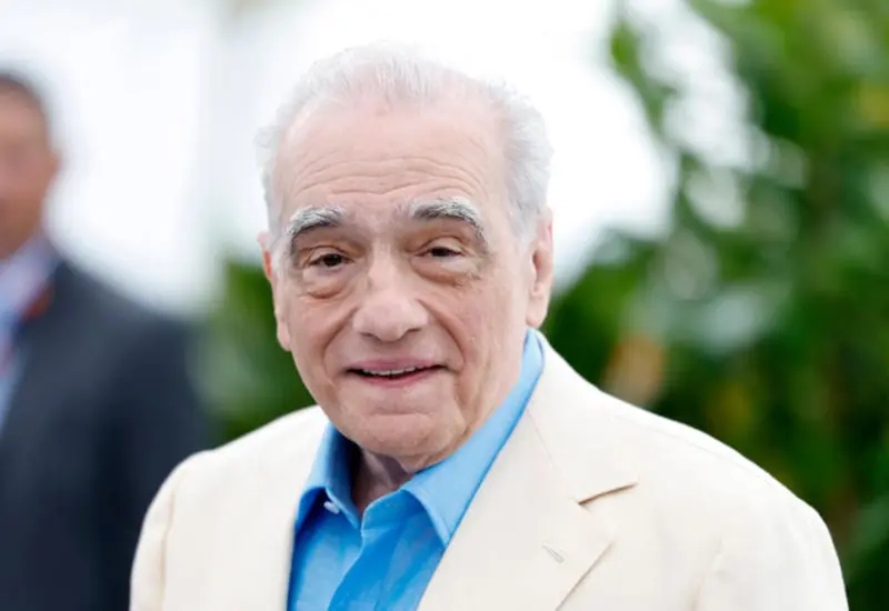 El cineasta Martin Scorsese en un retrato que ilustra su postura a favor del uso de la inteligencia artificial en la industria del cine.