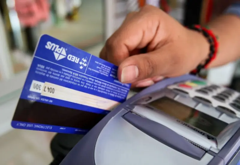 Ilustración sobre la alerta de Mastercard del riesgo de fraudes financieros por IA, destacando la necesidad de invertir en seguridad digital y biometría.