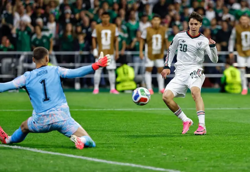 El futbolista Mateo Chávez celebra su anotación con la que abrió el marcador durante una noche mágica e histórica para México.