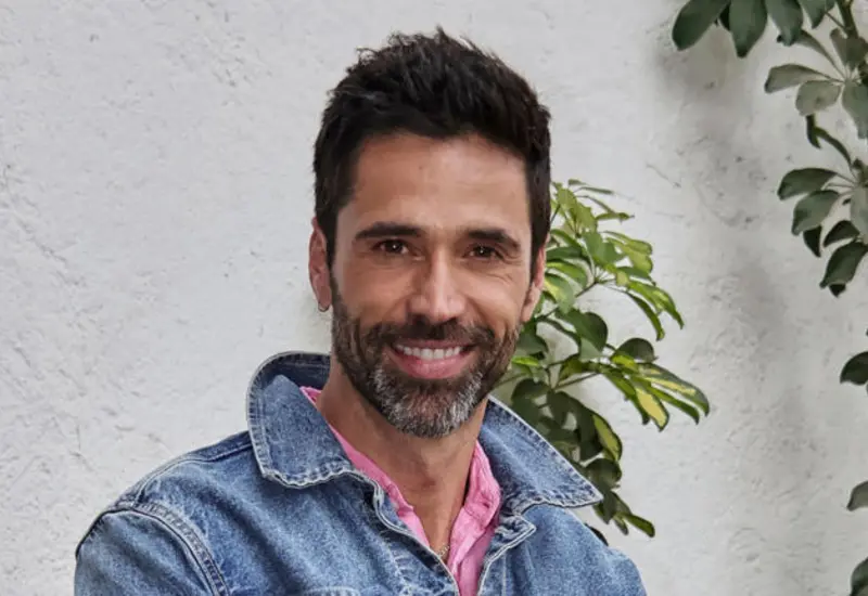 El actor Matías Novoa en un retrato de prensa, en el contexto de la demanda de pensión alimenticia y su relación con su hijo Axel.
