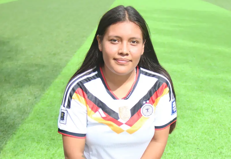 Matilde Pacheco, una joven y apasionada futbolista, posa para un retrato que ilustra el amor por el deporte que trae en las venas.