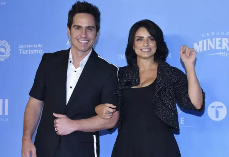Los actores Mauricio Ochmann y Aislinn Derbez posan juntos en una fotografía promocional de su reciente proyecto, que desató rumores sobre su relación.