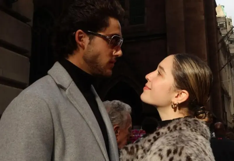 La cantante Mía Rubín y su novio Tarik Othón posan juntos y sonrientes durante su romántico viaje por Tokio, Japón.