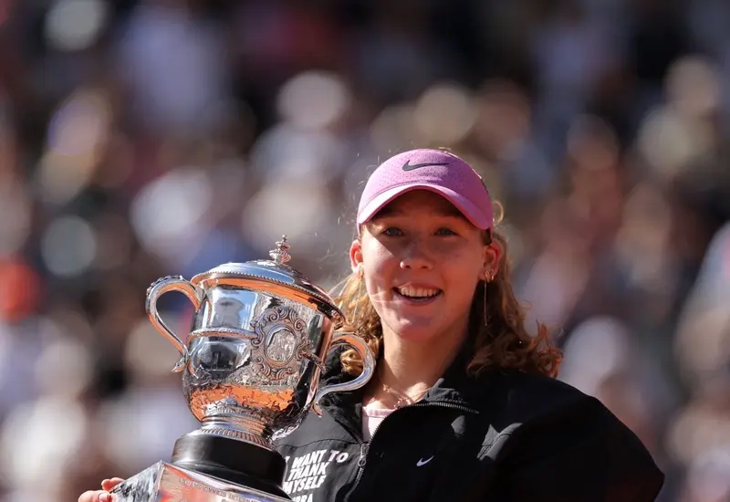 La tenista Mirra Andreeva celebra emocionada tras conquistar su primer título de Grand Slam en la final del torneo Roland Garros.