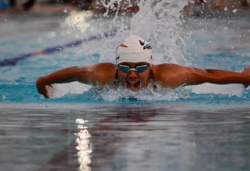La nadadora Sahara Monroy, quien fue fichada por una universidad de Estados Unidos para continuar su carrera deportiva y académica.