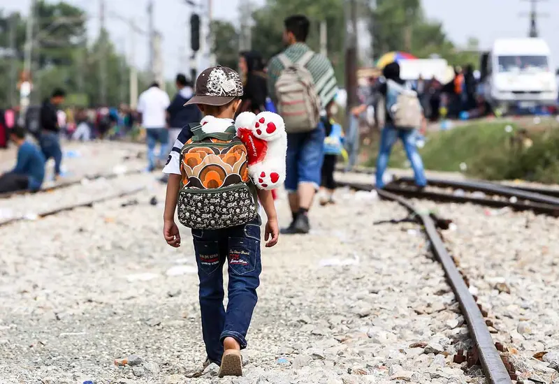 Un grupo de niños migrantes se queda sin sus padres tras un operativo de las autoridades migratorias que separa familias en Estados Unidos.