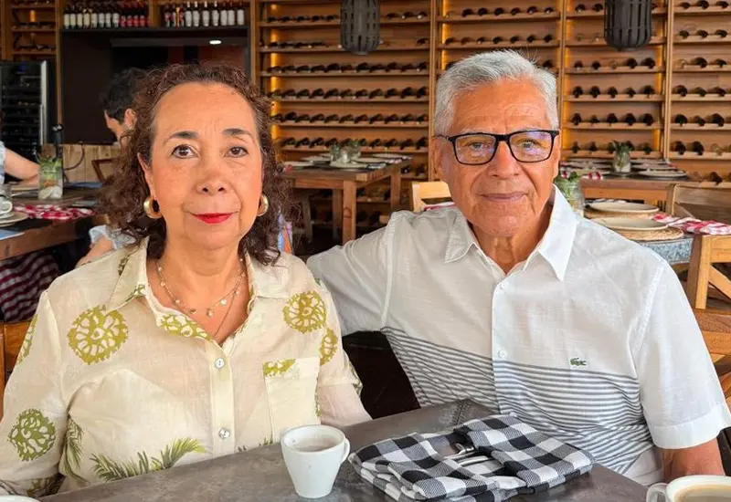 Norma García Ramírez celebra felizmente su cumpleaños en compañía de su esposo, Eloy Pérez Martínez, durante un agradable festejo social.