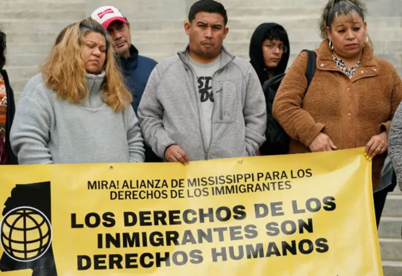 Imagen conceptual de un formulario de registro para migrantes en Misisipi, donde se recopilan datos como nombre, dirección y país de origen.