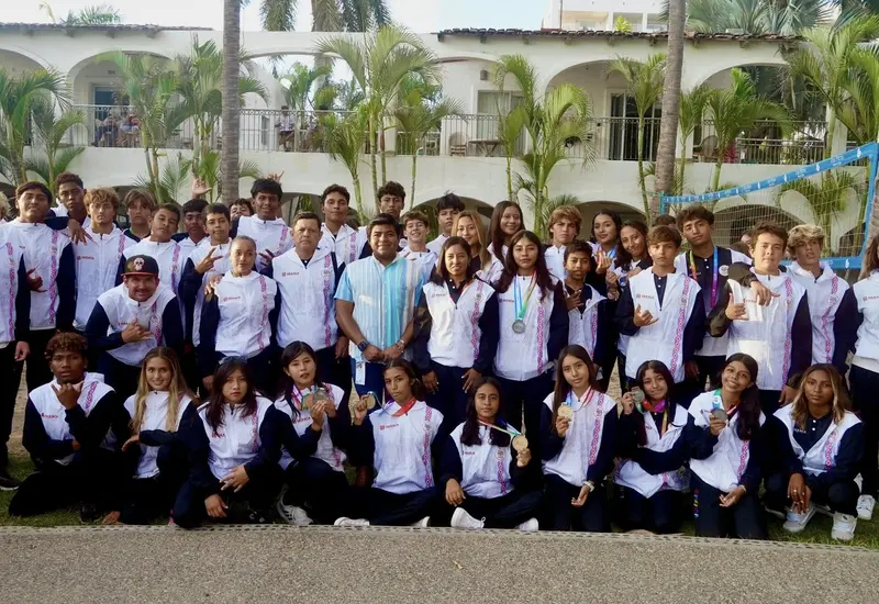 La selección oaxaqueña de surfing celebra tras conquistar el bicampeonato para Oaxaca en la final de la Olimpiada Nacional 2026.