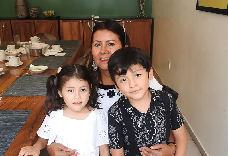 Olga Ayala comparte un momento especial y sonríe para la cámara junto a sus amados nietos, Thiago y Atenea.