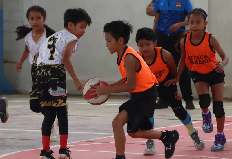 Jóvenes atletas compiten en la Olimpiada Estatal del Sector Indígena de Baloncesto, un torneo que abarca desde la categoría chupón hasta la juvenil.