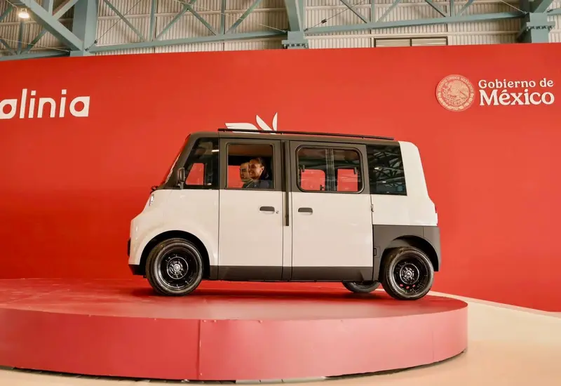 Presentación oficial de Olinia, el primer vehículo eléctrico mexicano, diseñado con capacidad para seis pasajeros y un costo de 150 mil pesos.
