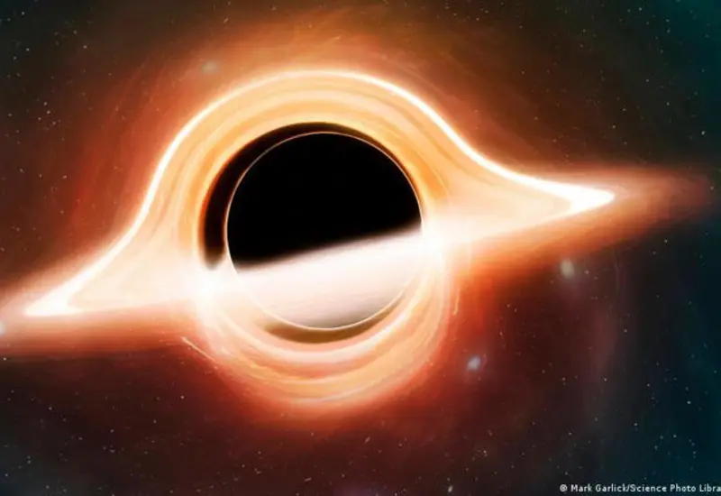 Ilustración artística de las ondas gravitacionales generadas por el colapso cósmico en el entorno de un agujero negro en el espacio profundo.
