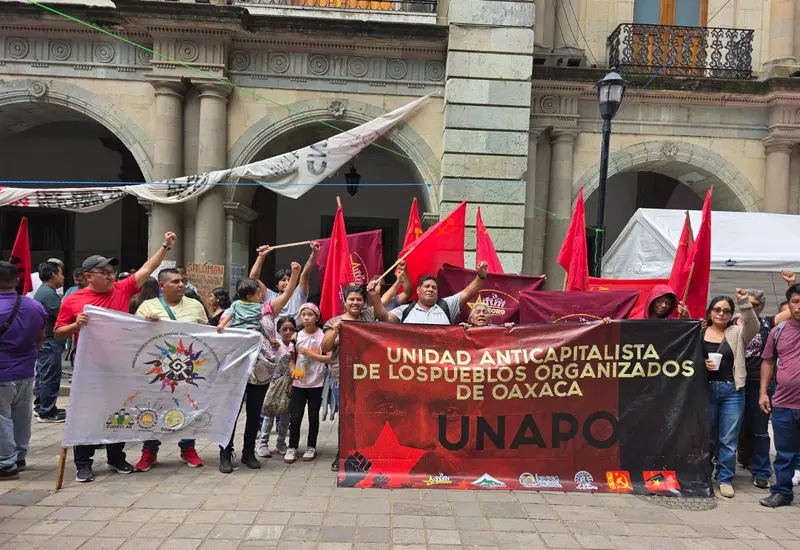 Miembros de diversas organizaciones y colectivos se manifiestan en apoyo a la jornada de lucha de la CNTE, rechazando cualquier intento de represión.