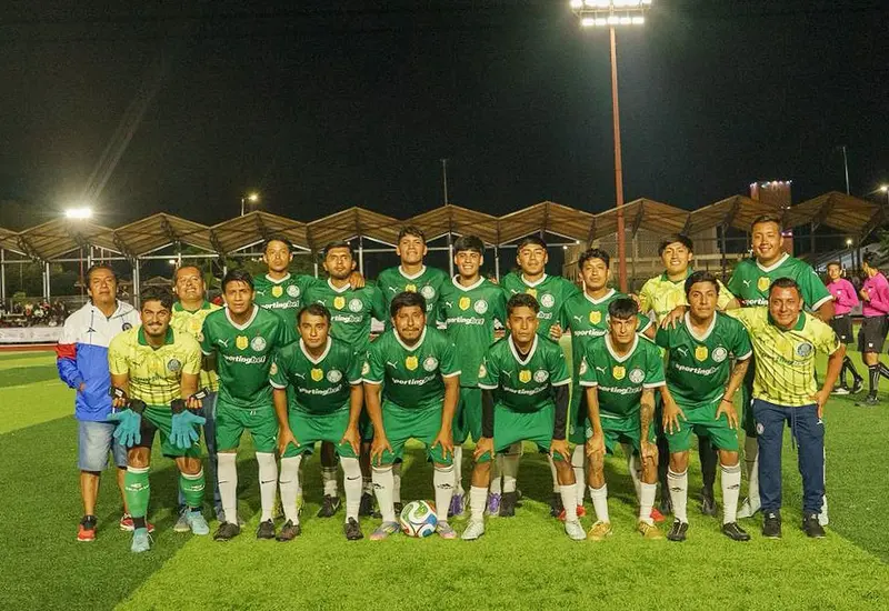 El equipo de fútbol Palmeiras Xoxo celebra su título como campeón del Mundialito 2026 en Oaxaca después de ganar la final varonil.
