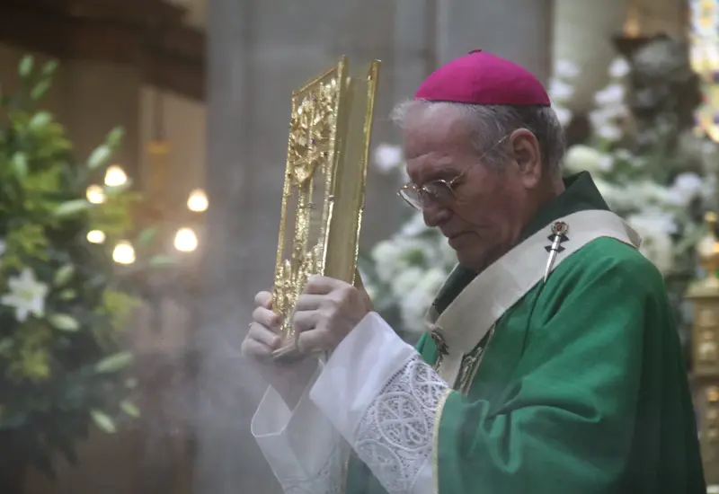 El Papa Francisco, el pontífice, envía un mensaje especial a los padres, instándolos a vivir su paternidad con mucha alegría y bendiciones.