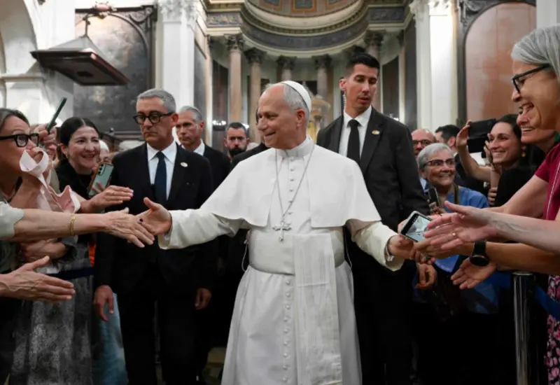 El Papa León XIV envía un mensaje de paz desde Barcelona, afirmando que la fe cristiana es incompatible con la guerra.