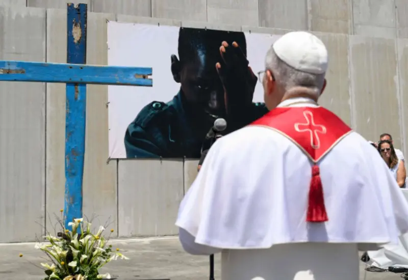 El papa Francisco pide proteger la dignidad de todos los migrantes, recordando el principio de que la dignidad humana no tiene pasaporte.