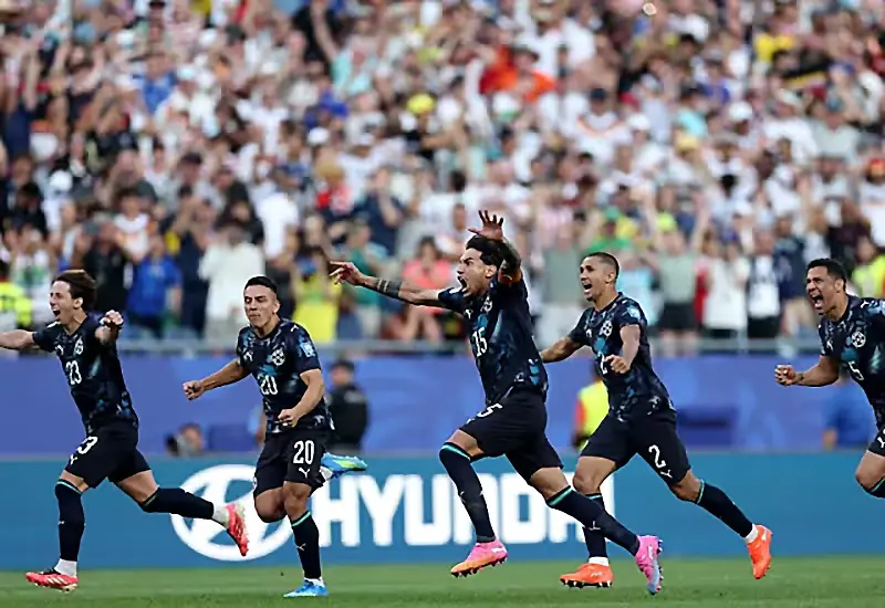 La selección de fútbol de Paraguay celebra con euforia su dramática victoria y clasificación tras eliminar a Alemania en la tanda de penales.