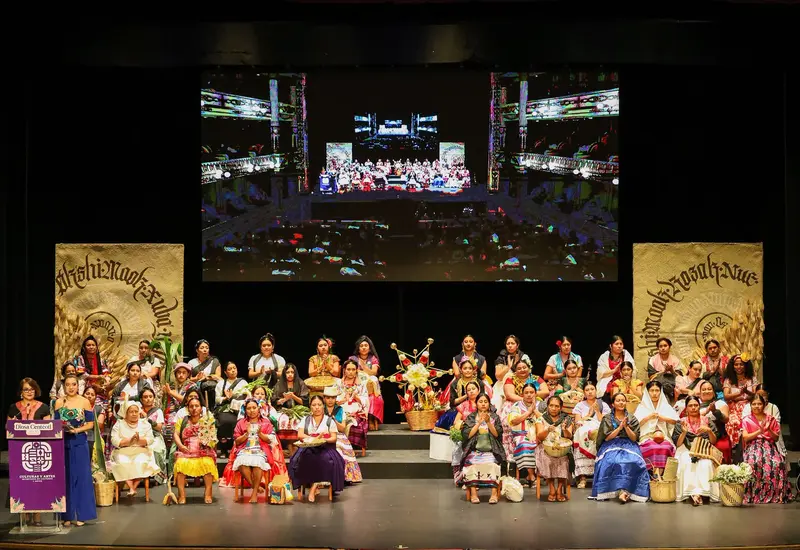 Un grupo de 44 mujeres participantes en el certamen para la Diosa Centéotl, reunidas mientras cuentan las historias de sus pueblos.