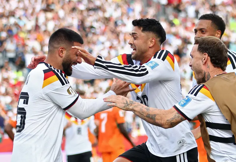 La selección de Alemania durante un partido del Mundial 2026, preparándose para su encuentro contra Ecuador el 25 de junio en Nueva York.