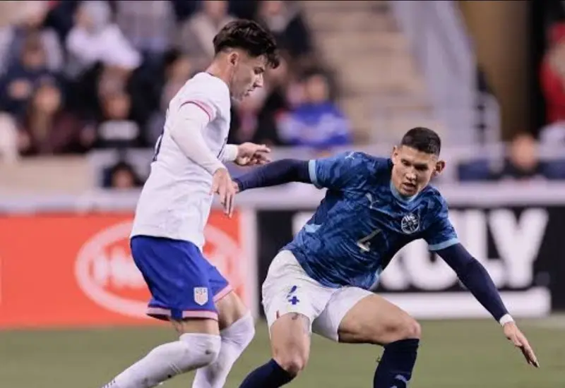 Jugadores de las selecciones de Estados Unidos y Paraguay disputan el balón durante el inicio de su partido en Los Ángeles.