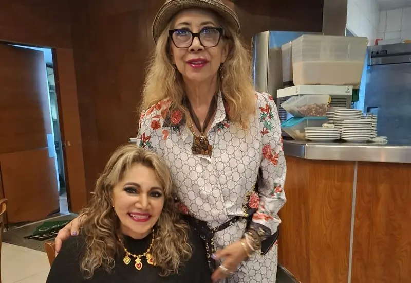 Paty Orihuela celebra su cumpleaños en la grata compañía de su gran amiga Carmen Zorrilla, compartiendo un momento feliz.
