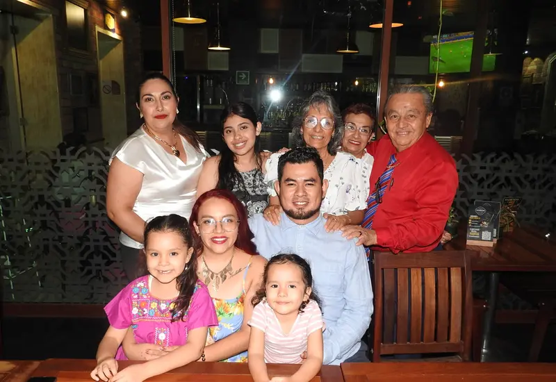 Paty Ortiz Castillo celebra su cumpleaños rodeada de su esposo Sinecio Juárez Marín, sus hijas Isabella y Antonella, y demás familiares durante una agradable reunión.