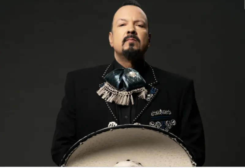 El cantante Pepe Aguilar durante una presentación, donde evitó entrar en polémicas familiares para enfocarse en su mensaje de amor a México.
