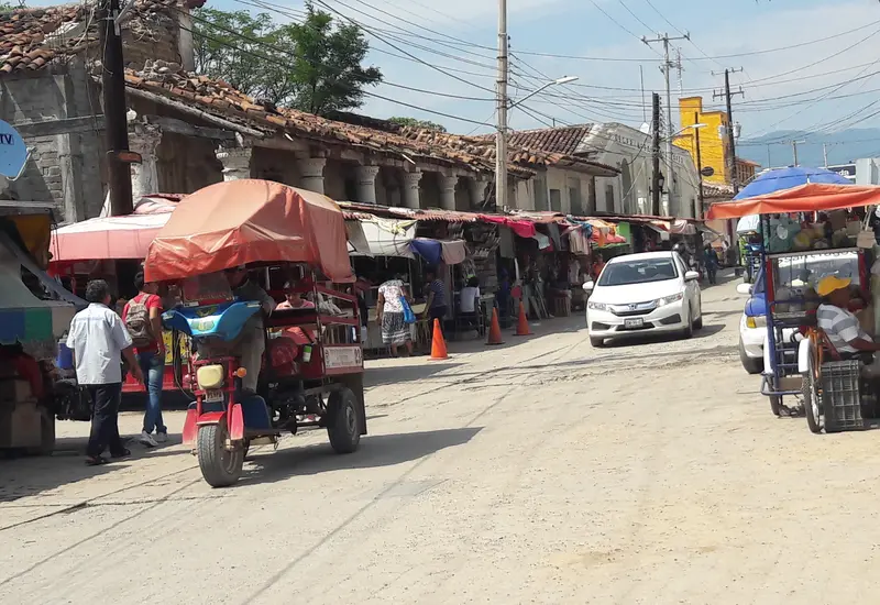 Una escena que ilustra cómo el temor y la creciente percepción de inseguridad modifican las actividades cotidianas de la población en Tehuantepec.