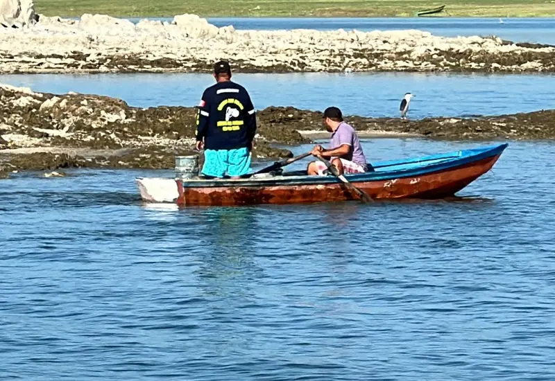 Un pescador artesanal de Jalapa del Marqués demuestra el ingenio y la tradición de su oficio, motor económico para la comunidad local.