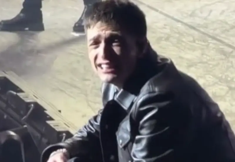 El cantante Peso Pluma se muestra visiblemente conmovido y llorando sobre el escenario durante un concierto, en un emotivo momento que se volvió viral.