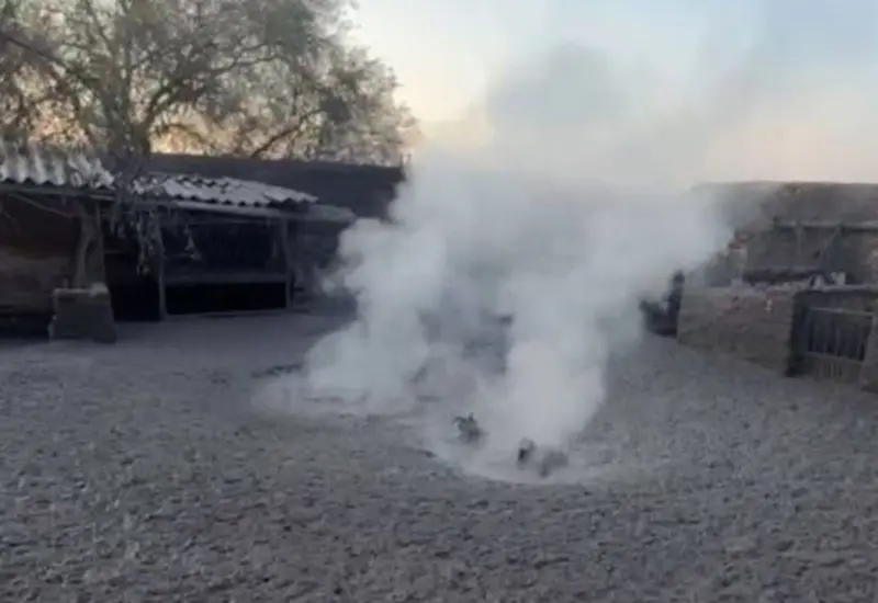 Científicos investigan los pozos de lodo con temperaturas de hasta 86°C en El Salitre, Michoacán, descartando la formación de un nuevo volcán.