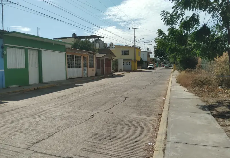 Un predio abandonado en Tehuantepec, lleno de basura y maleza, que evidencia la falta de vigilancia y genera temor entre los vecinos.