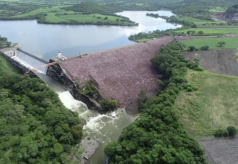 Vista de la presa de Jalapa del Marqués en Oaxaca, que inicia su recuperación hídrica con un incremento en su nivel de almacenamiento de agua.