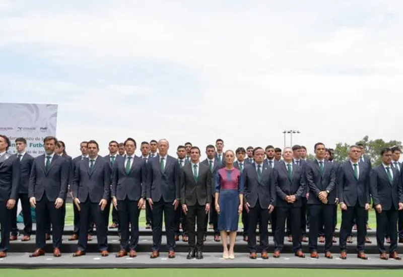 La Presidenta encabeza la ceremonia de abanderamiento de la Selección Nacional de Futbol en el CAR de la Federación Mexicana de Futbol.