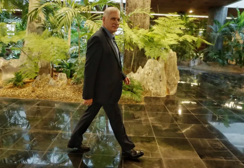 El presidente de Cuba, Miguel Díaz-Canel, reafirmando en una declaración que la isla seguirá siendo socialista y no restaurará el capitalismo.