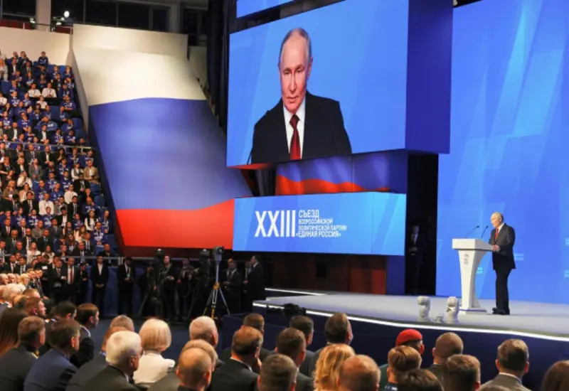 El presidente de Rusia, Vladimir Putin, en una fotografía oficial mientras analiza prohibir la exportación de diésel para enfrentar problemas de abasto de combustibles.