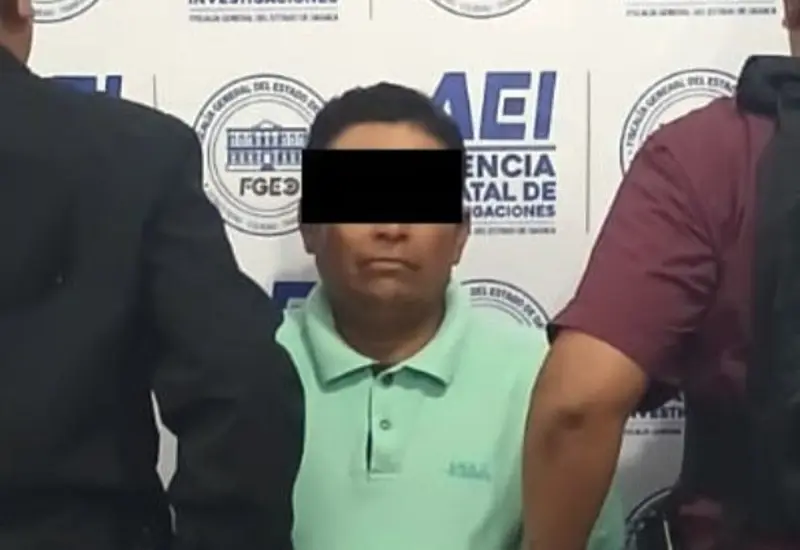 El presunto homicida, acusado de asesinar a su amigo a machetazos, es puesto a disposición de un Juez de Control tras el crimen.