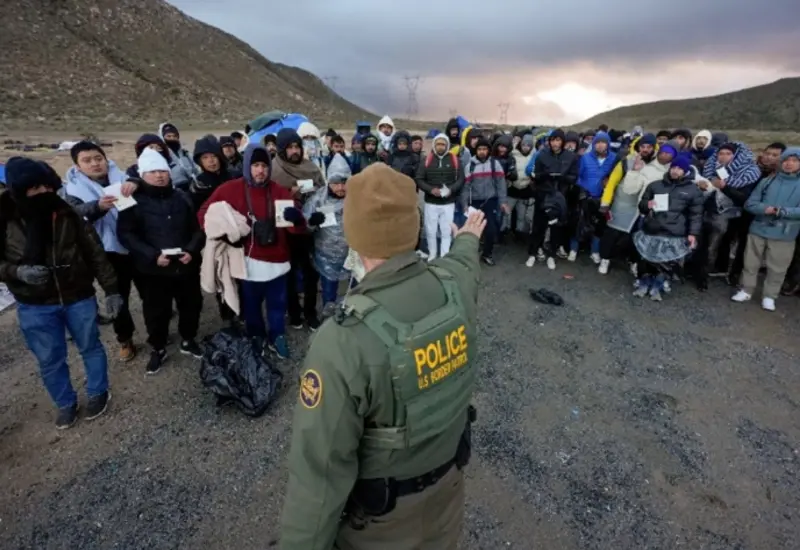 Una procesión binacional avanza por la frontera entre Arizona y Sonora para exigir respeto a los derechos de los migrantes.
