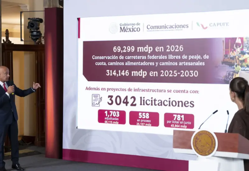 Trabajadores en la construcción de un camino artesanal, parte del programa de conservación que contempla la intervención de 18 mil kilómetros de carreteras.