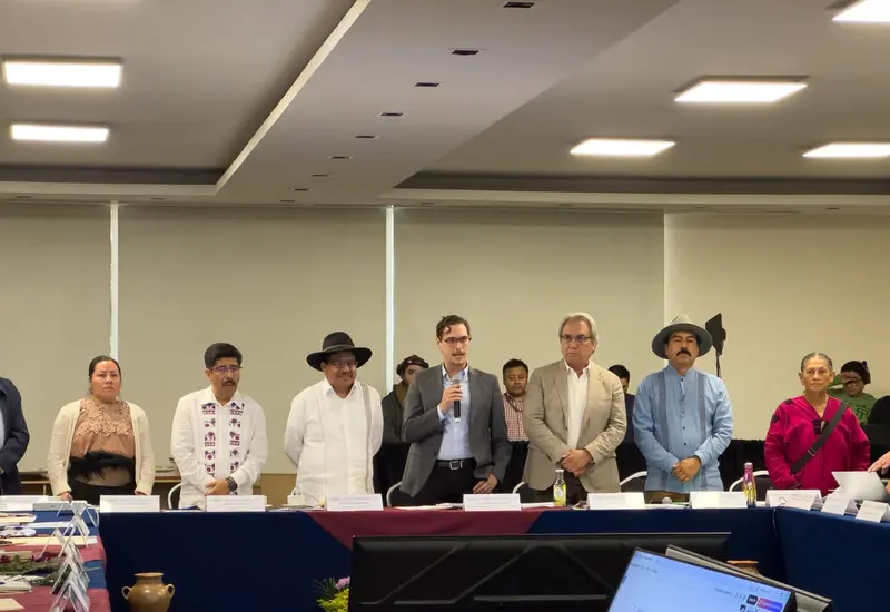 Mesa de trabajo durante la elaboración de la propuesta de Ley General para fortalecer los derechos de los pueblos indígenas y afromexicanos.