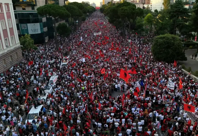 Miles de manifestantes en Albania protestan en las calles para exigir la renuncia del primer ministro Edi Rama por un controvertido megaproyecto turístico.