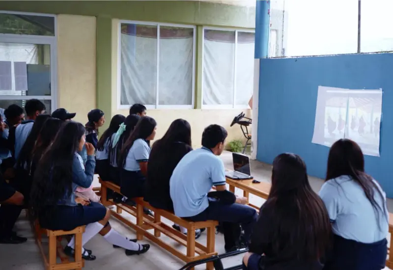 Integrantes de colectivos protestan para rechazar el despido de una maestra de la Afrouniversidad Politécnica, denunciando la violación de sus derechos laborales y académicos.