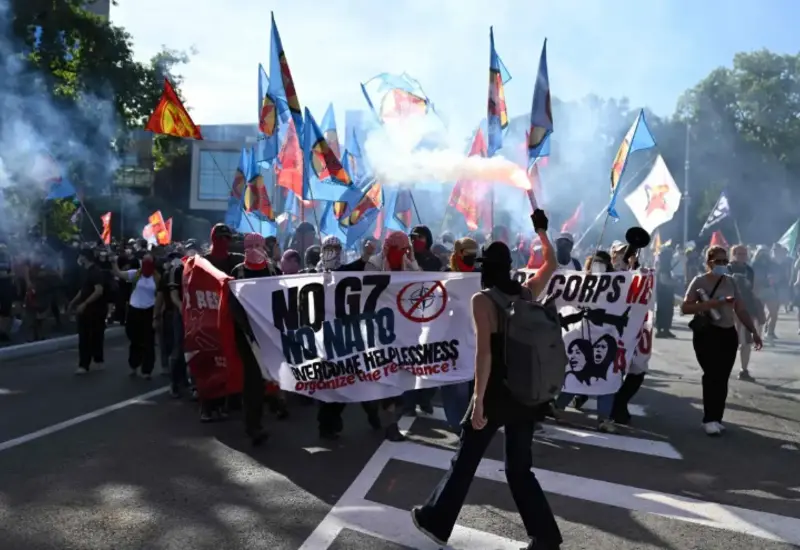 Manifestantes y policías se enfrentan en las calles de Ginebra durante los disturbios que se produjeron antes de la cumbre del G7 en la ciudad.
