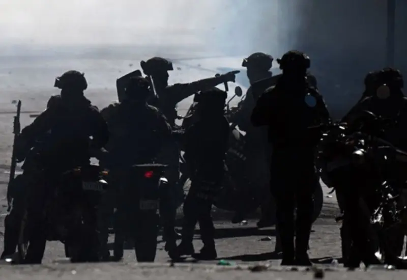 Manifestantes se enfrentan a las fuerzas de seguridad con piedras y explosivos durante las violentas protestas y represión en La Paz, Bolivia.