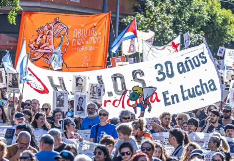 Manifestantes protestan en Córdoba, Argentina, contra la presencia de tropas de Estados Unidos realizando maniobras militares en una zona de desaparecidos.