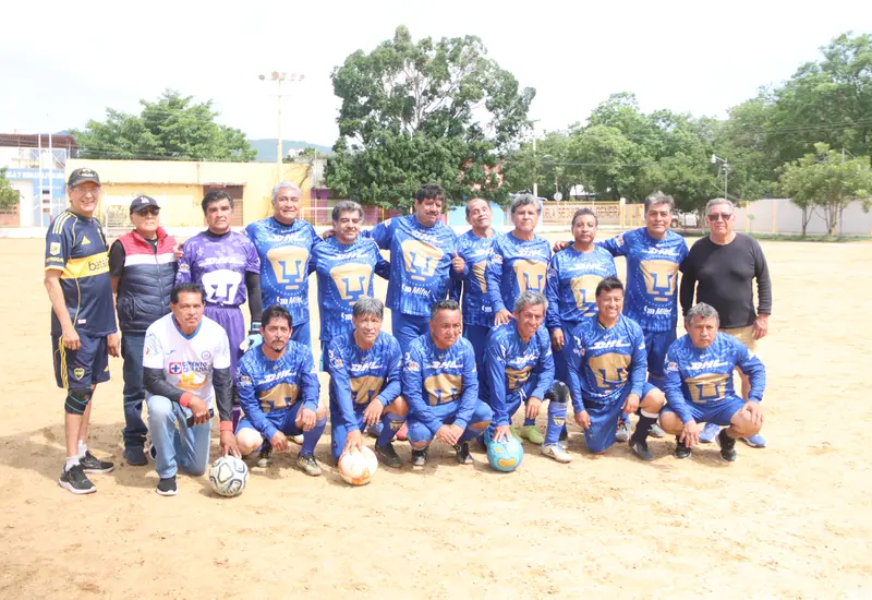 El equipo de fútbol Pumas Sol celebra su importante triunfo obtenido en la categoría Aries de la Liga Solidaridad.